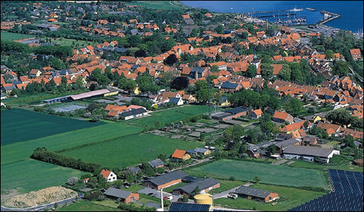 A large scale solar heating and biomass plant featuring 4900 m2 of solar panels, Aeroeskøbing, Denmark - Photos: ARCON / ESTIF A large scale solar heating and biomass plant featuring 4900 m2 of solar panels, Aeroeskøbing, Denmark - Photos: ARCON / ESTIF