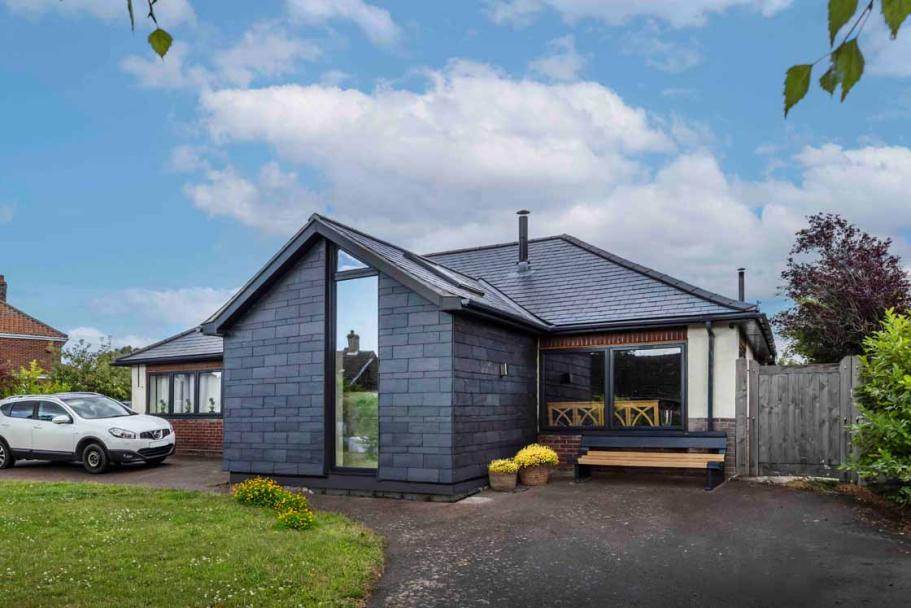 CUPA PIZARRAS’ CUPACLAD® 101 Random adds a modern touch to residential extension